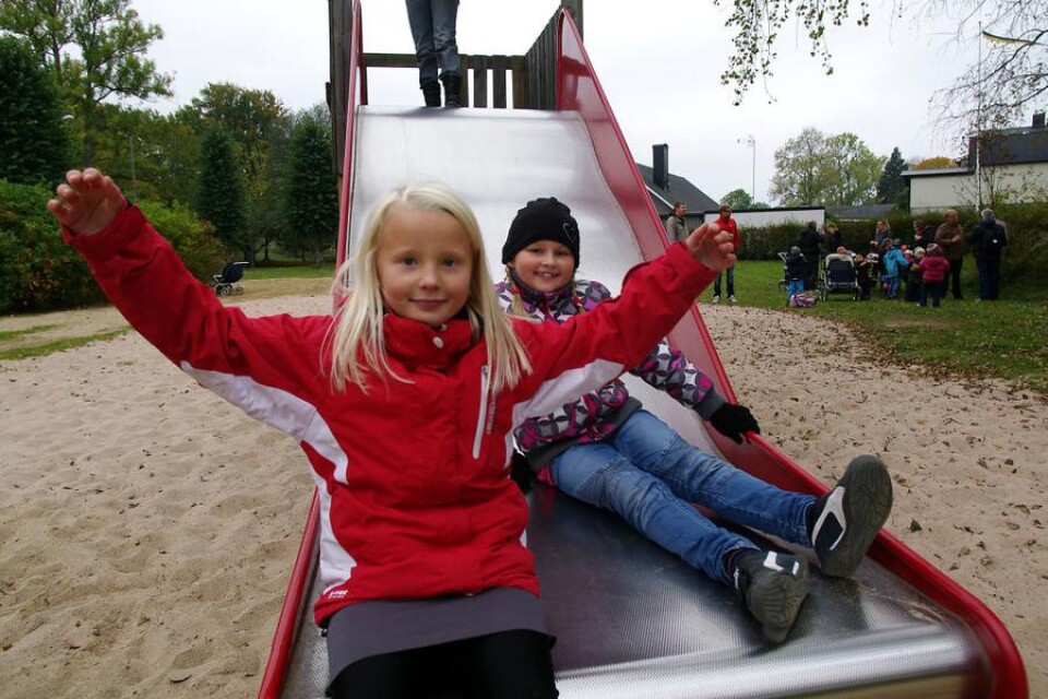 Maja Nilsson och Alva Gunnarsson gillar nya lekplatsen: "Bättre än innan!"