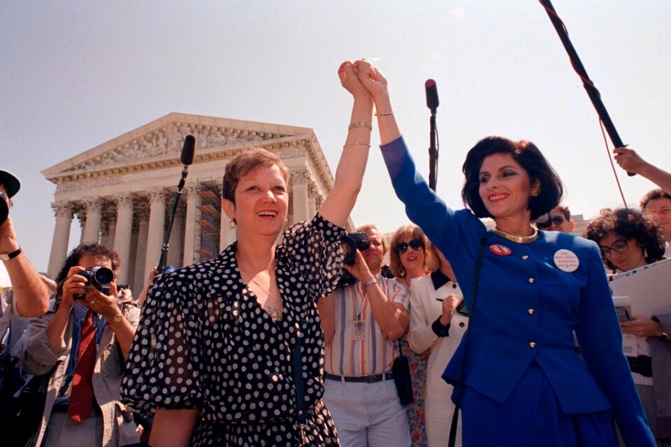 Norma McCorvey, eller "Jane Roe" som hon blev känd som, tillsammans med advokaten Gloria Allred framför Högsta domstolen i Washington DC efter att ha lyssnat till ett fall om aborträtten från Missouri 1989.