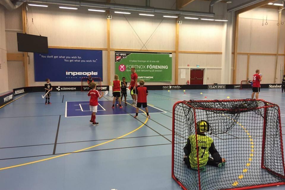 Oliver Johansson håller i en av utvecklingsgrupperna (med spelare i åldrarna 8-13 år). Foto: Jonatan Andersson