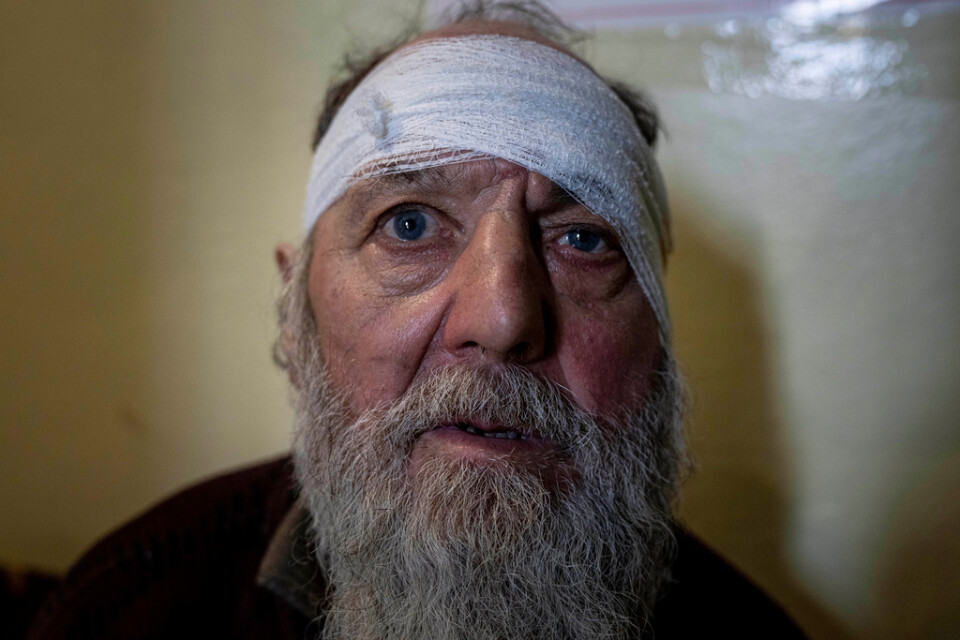 73-årige Serhij bor i Bachmut och skadades i ett anfall. Här sitter han på ett sjukhus i Kostiantynivka, där han har fått vård. Han har förlorat delar av sin hörsel och läkarna har amputerat hans ena ytteröra. Bilden togs i fredags.