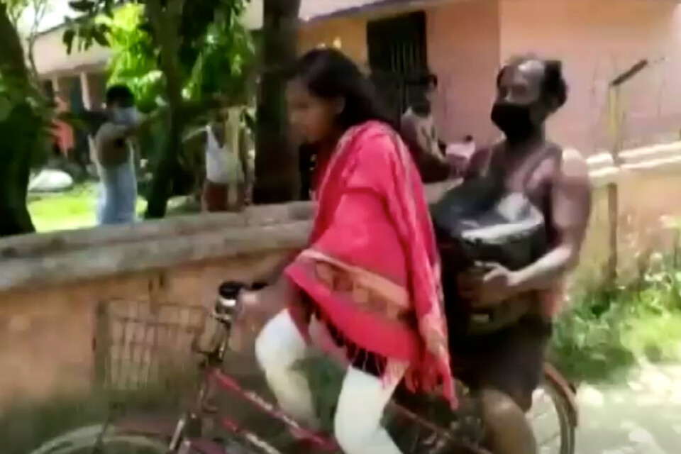 Jyoti Kumari skjutsade hem sin pappa – en tur på 120 mil. Nu kan hon bli landslagscyklist.