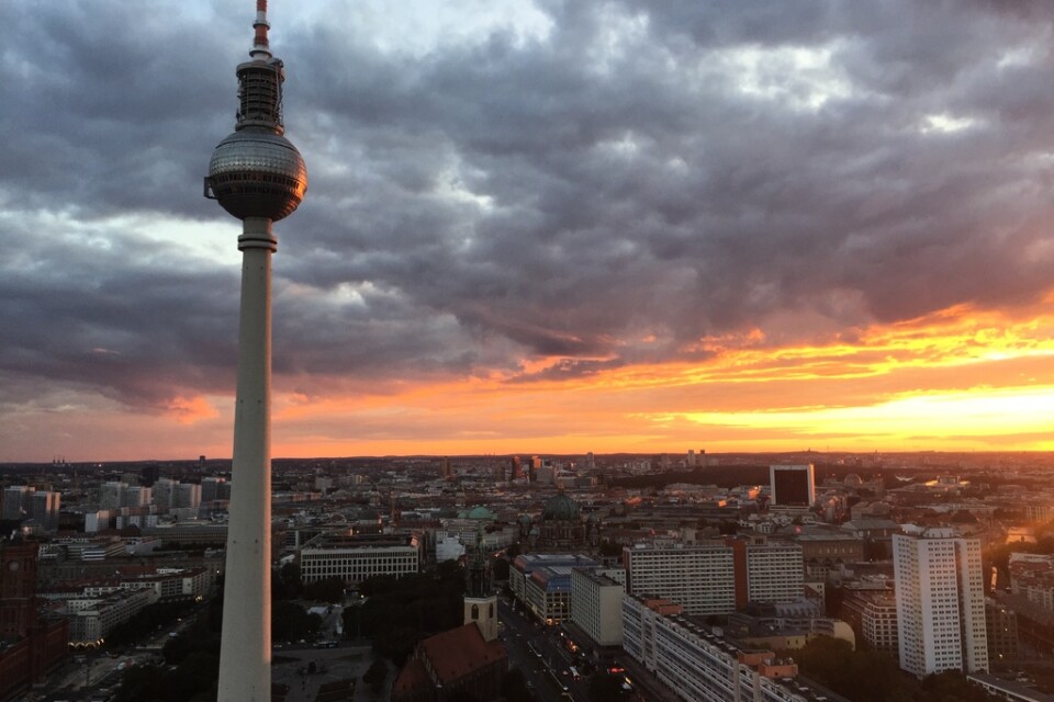 Solnedgång över Alexanderplatz. Arkivbild.