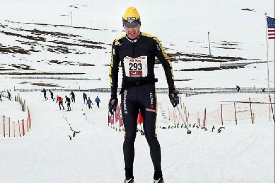 Markus Jönsson glider i mål som solklar segrare i Fossavatn Ski marathon på Island.