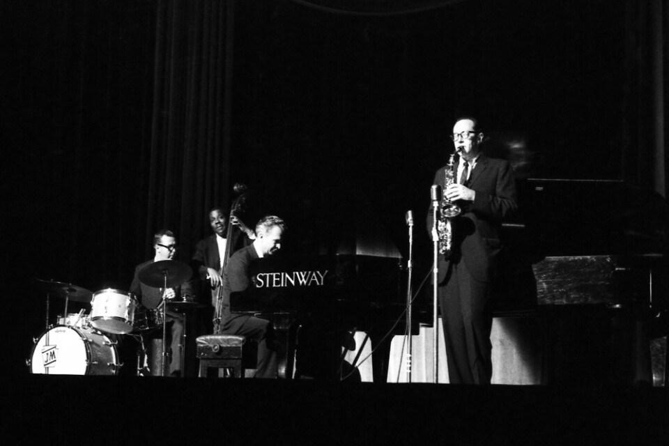 Eugene Wright på bas med Dave Brubeck Quartet i London 1964. Arkivbild