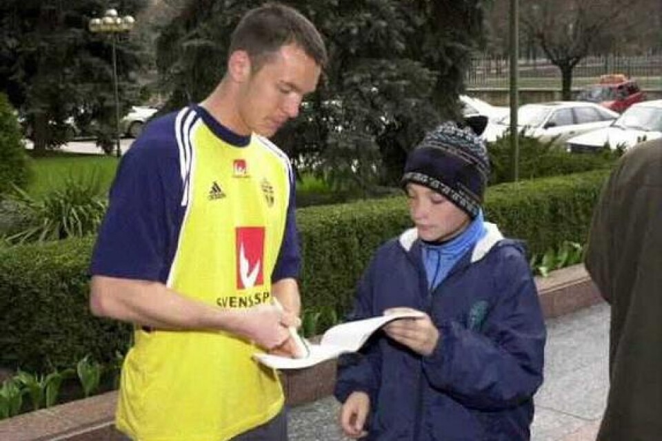 Fotbollslandslagets lagkapten Patrik Andersson fick skriva autografer utanför hotellet i Moldavien. Bild: SCANPIX