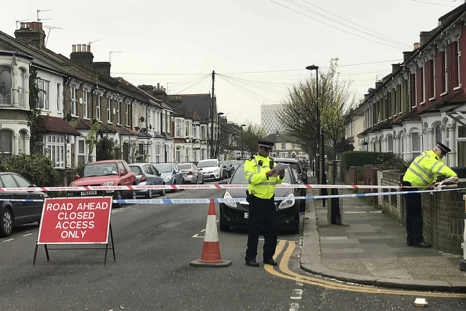 Polis på Fairfield Road i Enfield i norra London där det femte offret knivhöggs. Bilden är från i tisdags, samma dag som mannen angreps.