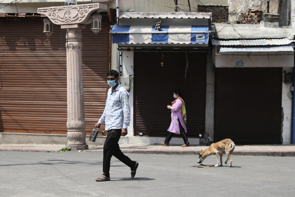 Butiker håller stängt i delar av Indien för att minska smittspridningen. Arkivbild.