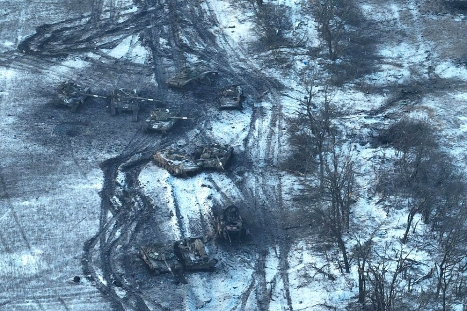 En bild från den ukrainska armén visar förstörda ryska stridsvagnar på ett fält i närheten av Vuhledar – en attack som skedde under den sparkade generalens befäl.