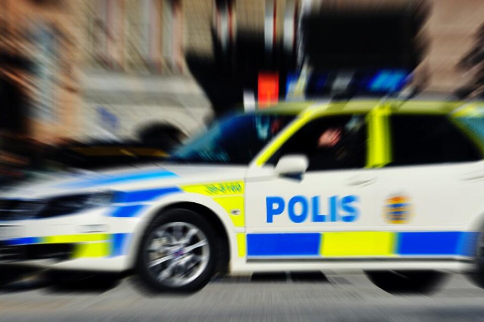 Ett mordförsök inträffade i närheten av varuhuset Åhléns i centrala Stockholm på tisdagskvällen, rapporterar Aftonbladet och Expressen. Larmet kom klockan 19.14 och under kvällen var delar av området avspärrat. - Det var en polispatrull som körde rakt i