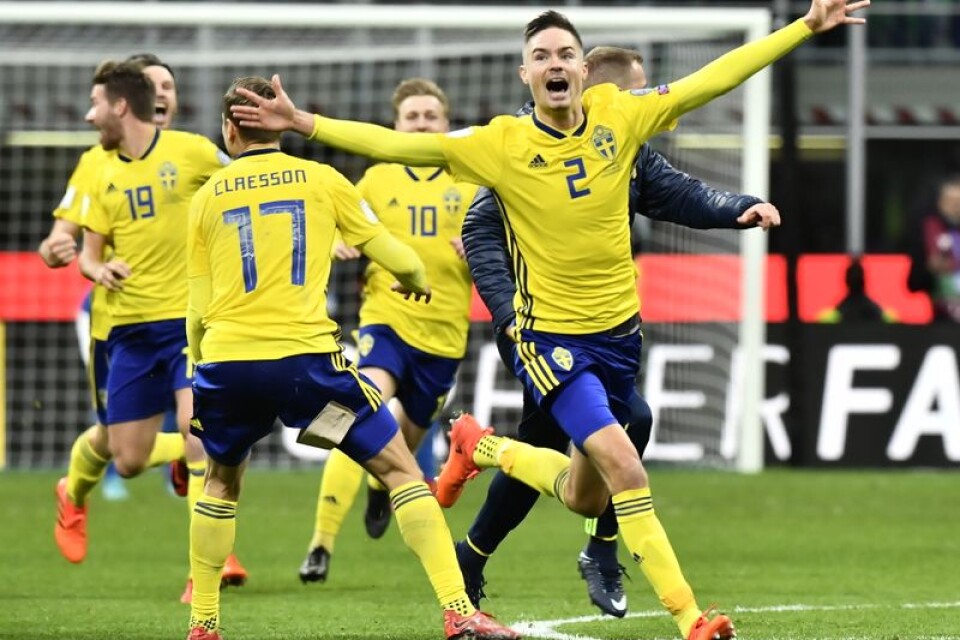 Sveriges Mikael Lustig med flera jublar efter slutsignalen i måndagens VM-kval, playoff, andra matchen, mellan Italien och Sverige på San Siro i Milano.