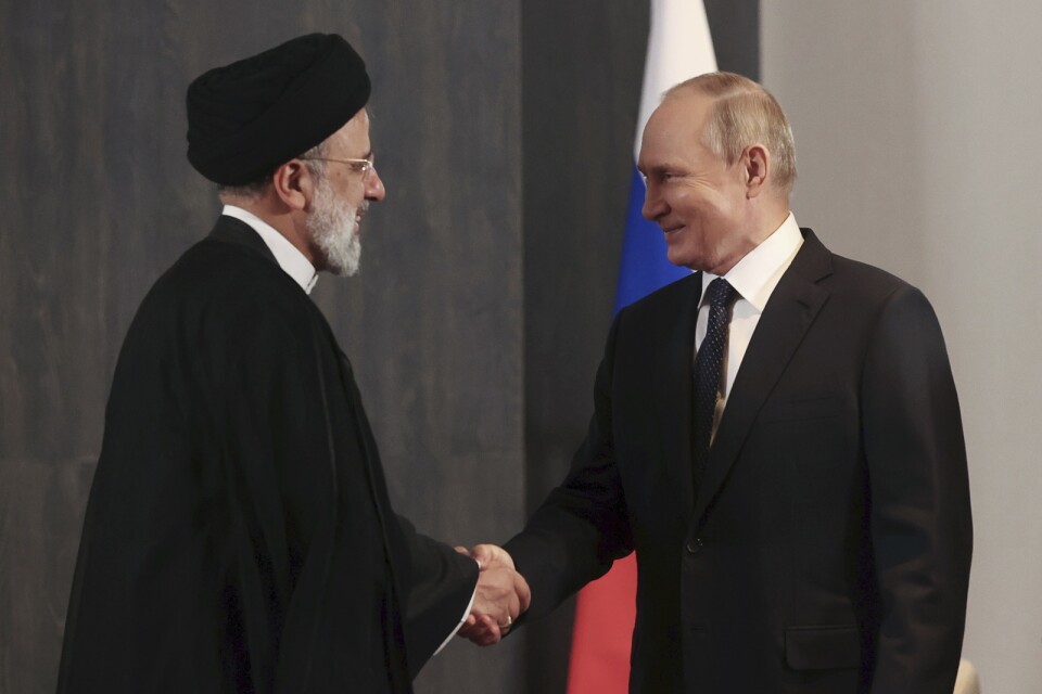 Diktatorer. Irans president Ebrahim Raisi skakar hand med Rysslands envåldshärskare Vladimir Putin.