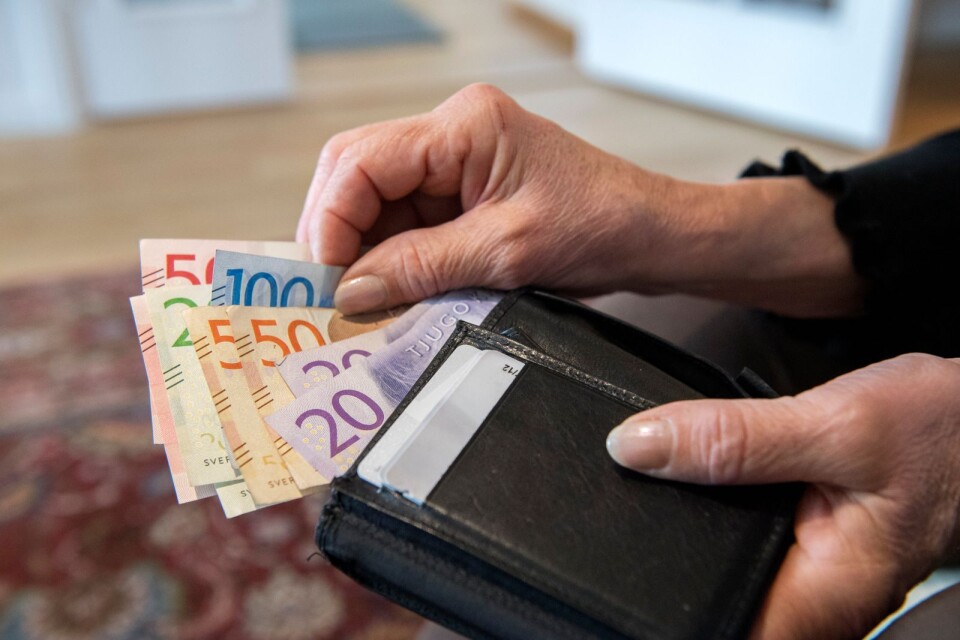 Pensionärer får mest pengar i plånboken med SD:s politik, anser Sara Johansson (SD) och Christer Svensson (SD).