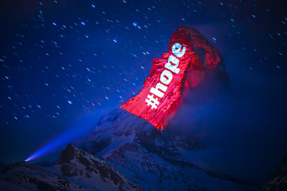 Schweiziske ljuskonstnären Gerry Hofstetter lyser upp berget Matterhorn.