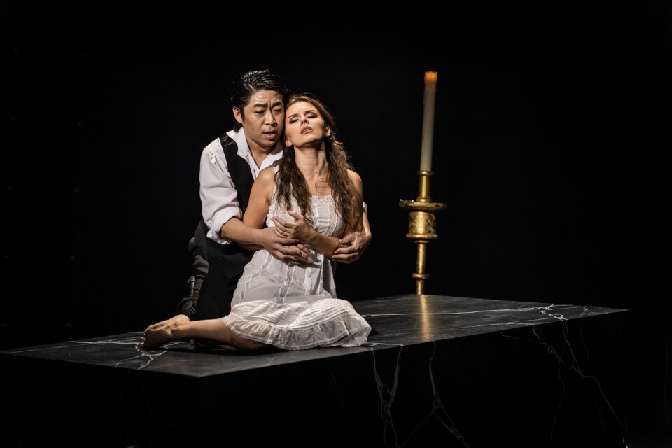 En scen ur Charles Gounods opera "Roméo & Juliette” som hade premiär på Malmö Opera i lördags. I rollen som Roméo ses Sehoon Moon och som Juliette ses Kseniia Proshina.