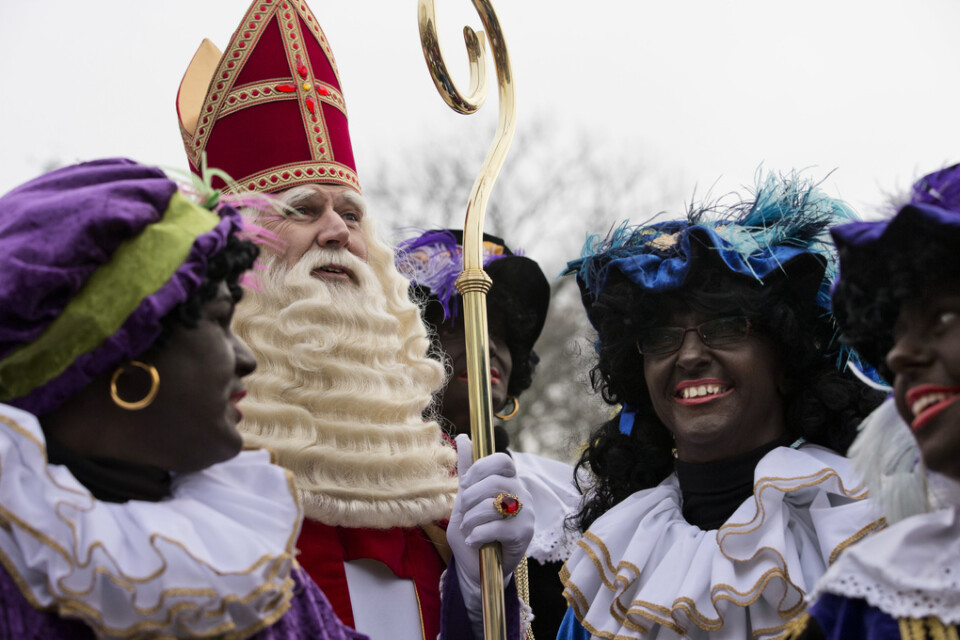 En nederländsk jultomte med flera "Svarte Petter"-betjänter vid ett firande 2013. Arkivbild.