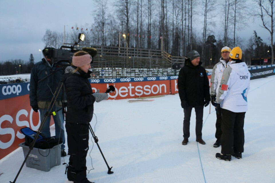 SVT fanns på plats under fredagsmorgonen och intervjuade världscupens vd Johan Falk, Roland Karlsson (C) kommunstyrelsens ordförande, och Ann-Sofie Järsenholt, volontär i organisationen.