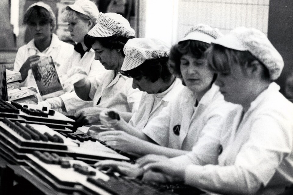 Kvinnorna med sina "flinka fingrar" som plockar praliner på chokladfabriken i Kalmar.