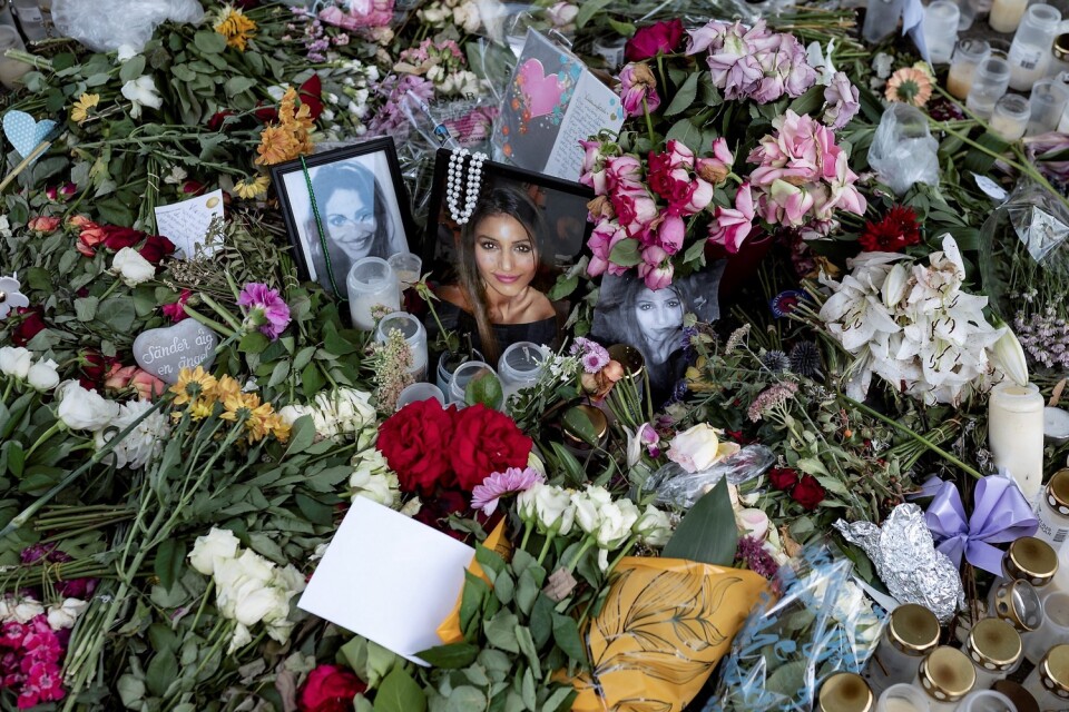 Mordplatsen fylldes av blommor och porträtt på Karolin Hakim efter det brutala mordet.