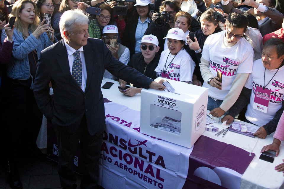 Mexikos president Andrés Manuel López Obrador stoppade planerna på en ny jätteflygplats där bygget redan var långt gånget, efter en folkomröstning där majoriteten sade nej till det skandalomsusade projektet.