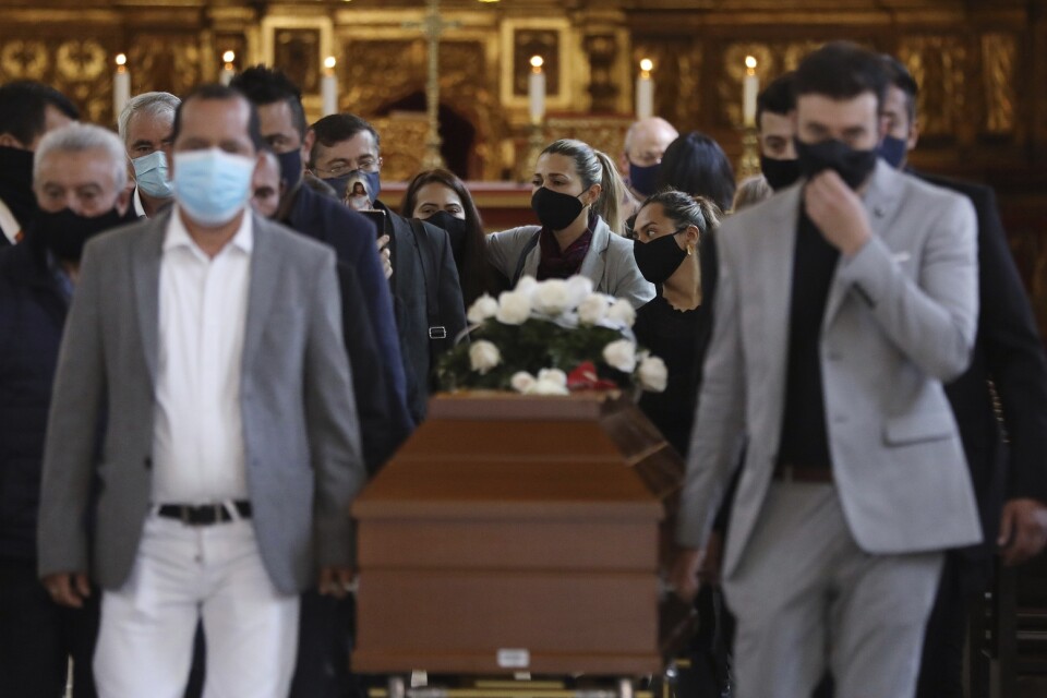 Anhöriga till Javier Ordóñez, som dog efter att ha gripits av polis, bär hans kista under en begravningsmässa i Bogotá den 16 september.