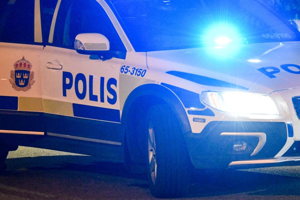 MALMÖ 20180531 En man har hittades skadad efter larm om skottlossning på Almvik i stadsdelen Fosie i Malmö på torsdagskvällen. Mannen fördes till sjukhus i ambulans. Den misstänkta brottsplatsen har spärrats och kriminaltekniker har tillkallats. Foto: Johan Nilsson / TT / kod 50090