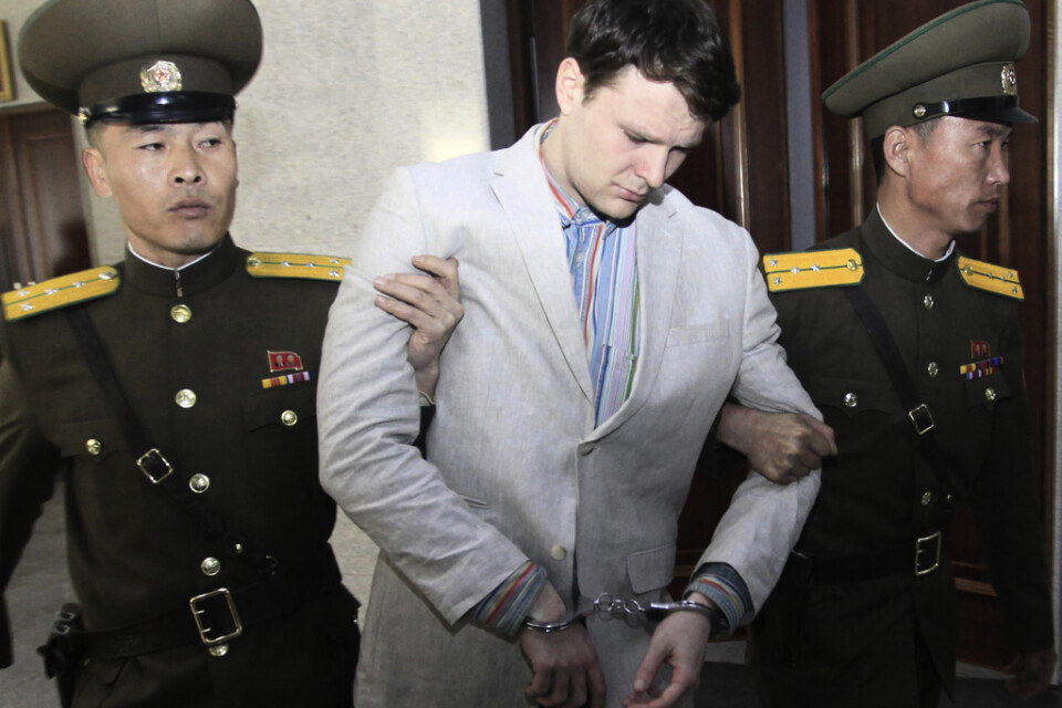 Den amerikanska studenten Otto Warmbier förs till Högsta domstolen i huvudstaden Pyongyang, i mars 2016. Warmbier frigavs i juni 2013 men var då i koma och dog bara en vecka efter att han återvänt till USA.
