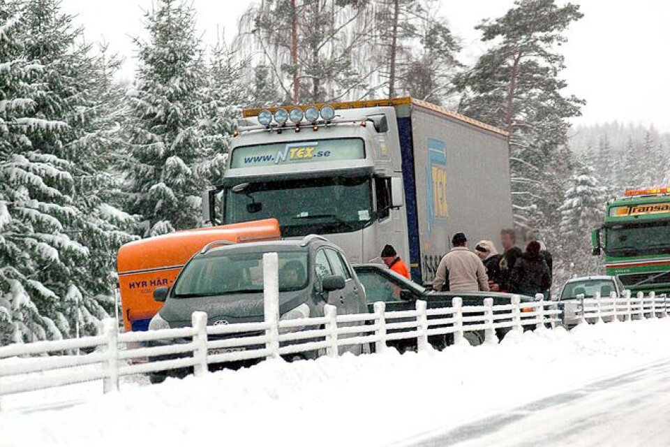 Personbilen och släpet kilades fast i den enfiliga körfältet. Ekipaget gjorde helt halt på trafiken från Ulricehamn.