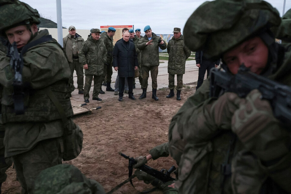 President Putin besöker mobiliserade reservister. Bilden distribuerades av ryska myndigheter i oktober.