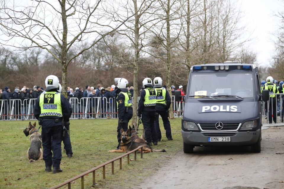 Polis utanför Vångavallen innan matchen den 1 april.