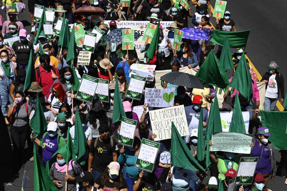 Demonstrationer med krav på att avkriminalisera abort i El Salvadors huvudstad San Salvador i höstas. Arkivbild.