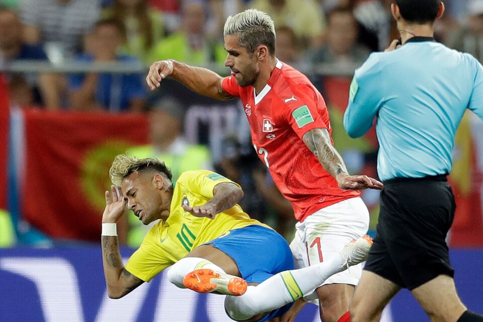 Valon Behrami (i rött) hade järnkoll på brasilianske storstjärnan Neymar. Brasilien fick nöja sig med 1–1 mot Schweiz i sin VM-premiär.