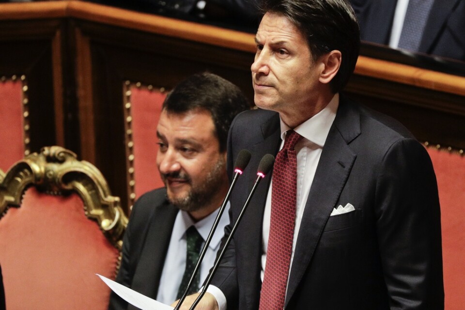 Giuseppe Conte talar med Matteo Salvini tätt bakom sig.