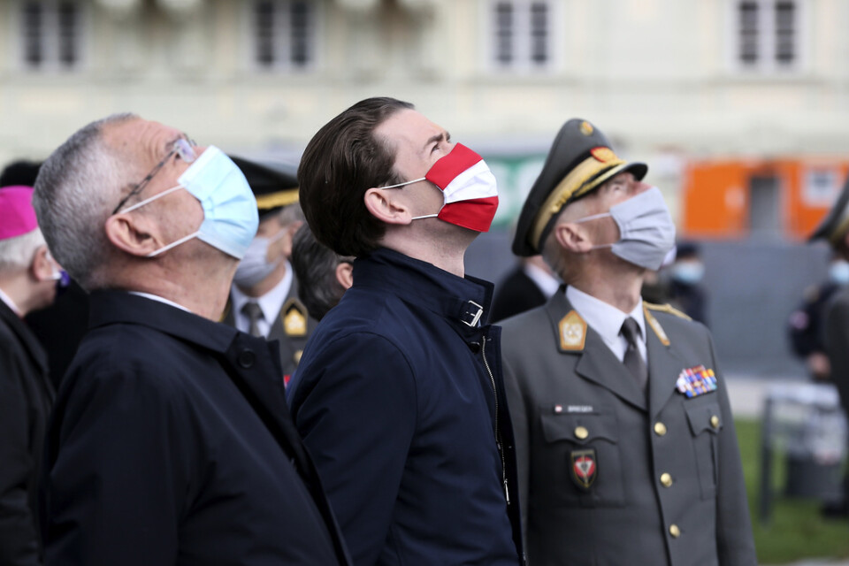 Presidentrollen är egentligen främst ceremoniell i Österrike. Här syns Alexander Van der Bellen (till vänster) tillsammans med dåvarande förbundskansler Sebastian Kurz vid nationaldagsfirandet den 26 oktober 2020.