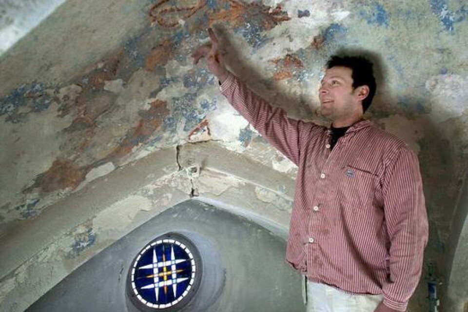 Kyrkorenoveraren Patrik Sedin visar upp de medeltida målningar som fanns under putsen.BILDER: WILLY ALM