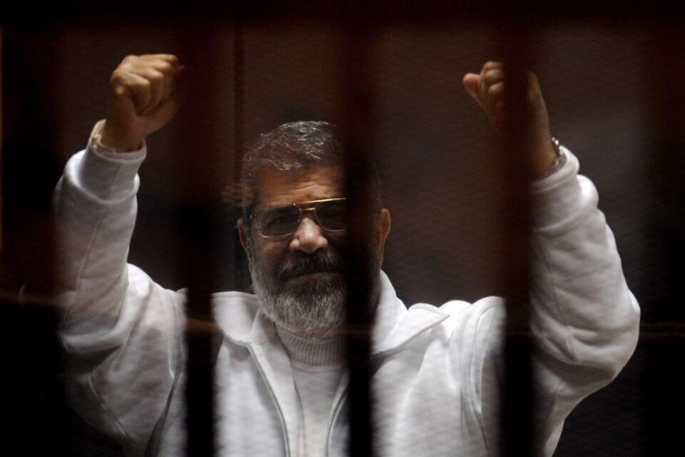 För tre år sedan blev Muslimska brödraskapets ledare Muhammad Mursi Egyptens första folkvalda president. I dag får han en dom som kan innebära dödsstraff - anklagad för att ha legat bakom mord på demonstranter under sitt år vid makten. Mursi och brödras
