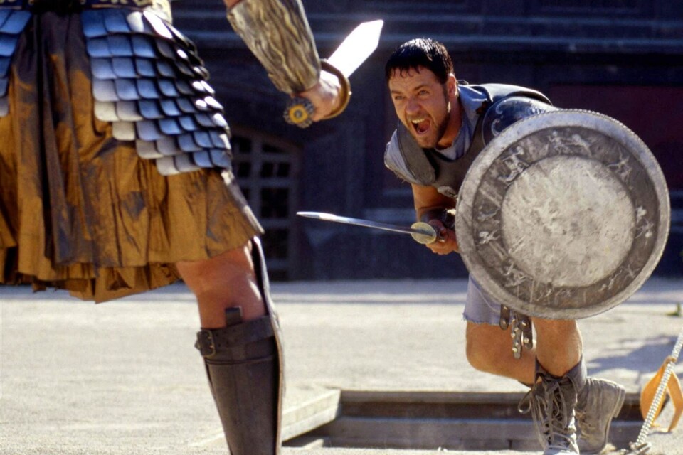 Russell Crowe (till höger) som den fiktiva karaktären general Maximus från filmen Gladiator.