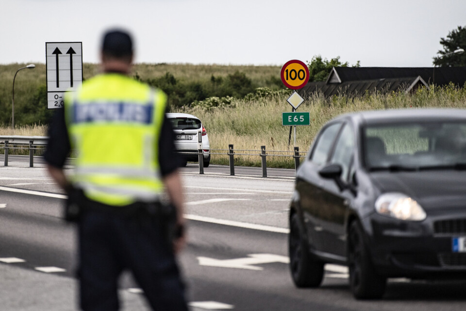 Poliser kontrollerade bilar längs med E65 mellan Ystad och avfarten till Sturup under onsdagen.