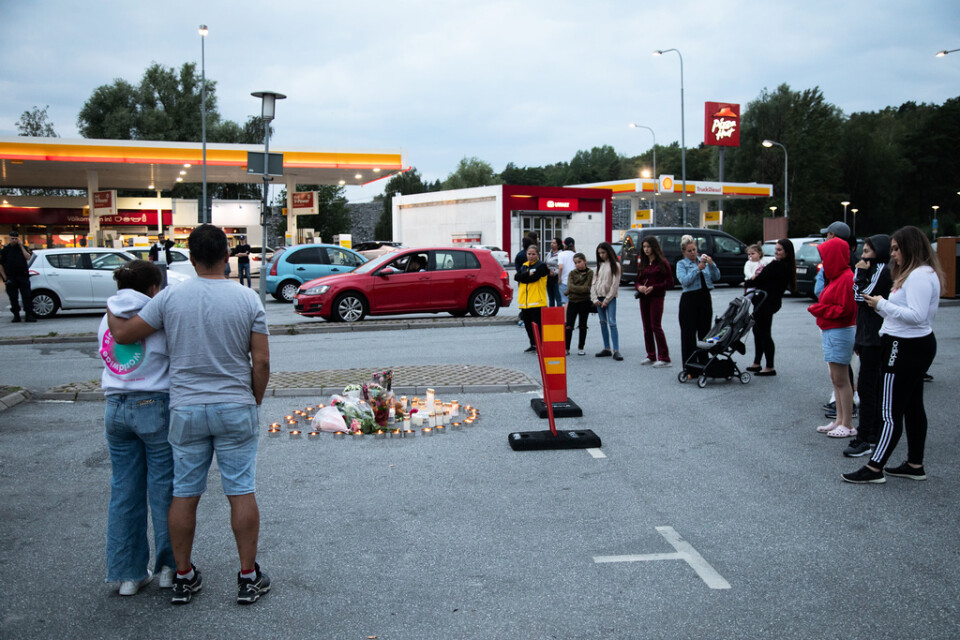 Blommor och ljus på platsen där en tolvårig flicka skottskadades vid en bensinmack i Norsborg i Botkyrka, söder om Stockholm i augusti 2020. Flickan avled senare på sjukhus.