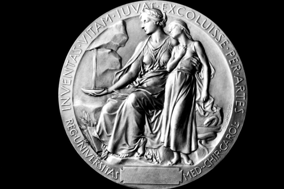 Nobelprismedaljen har skiftat utseende under årens lopp. På bilden syns medaljen i medicin/fysiologi 1991, en silverplakett med romerska figurer.