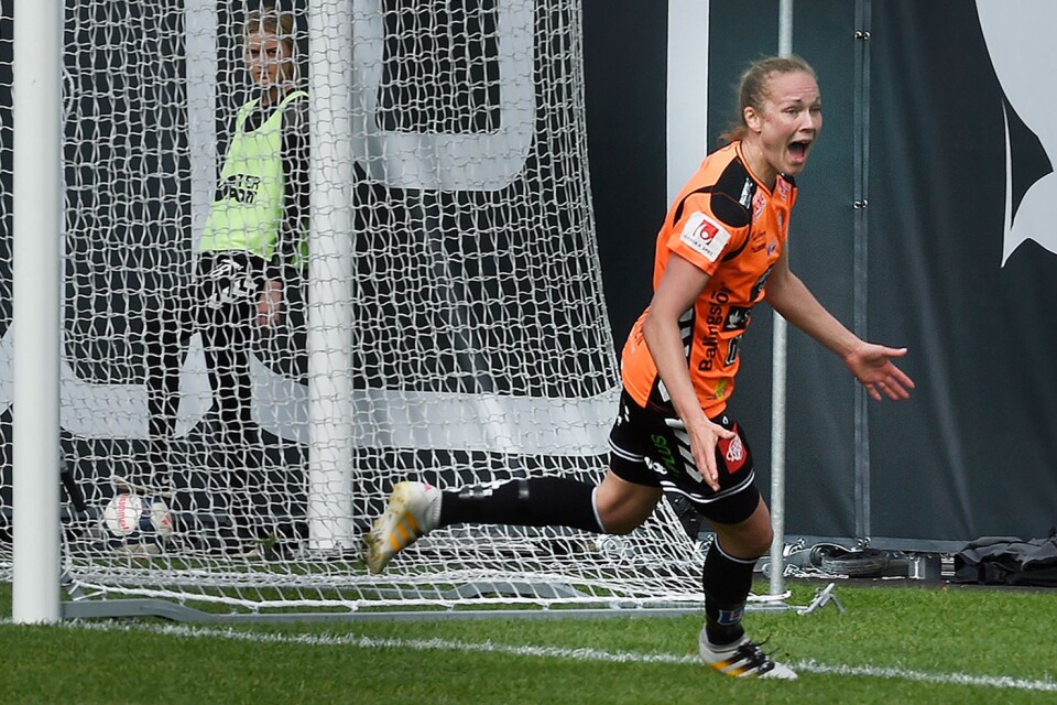 Therese Ivarsson, KDFF, gjorde det första historiska målet på Kristianstads fotbollsarena.