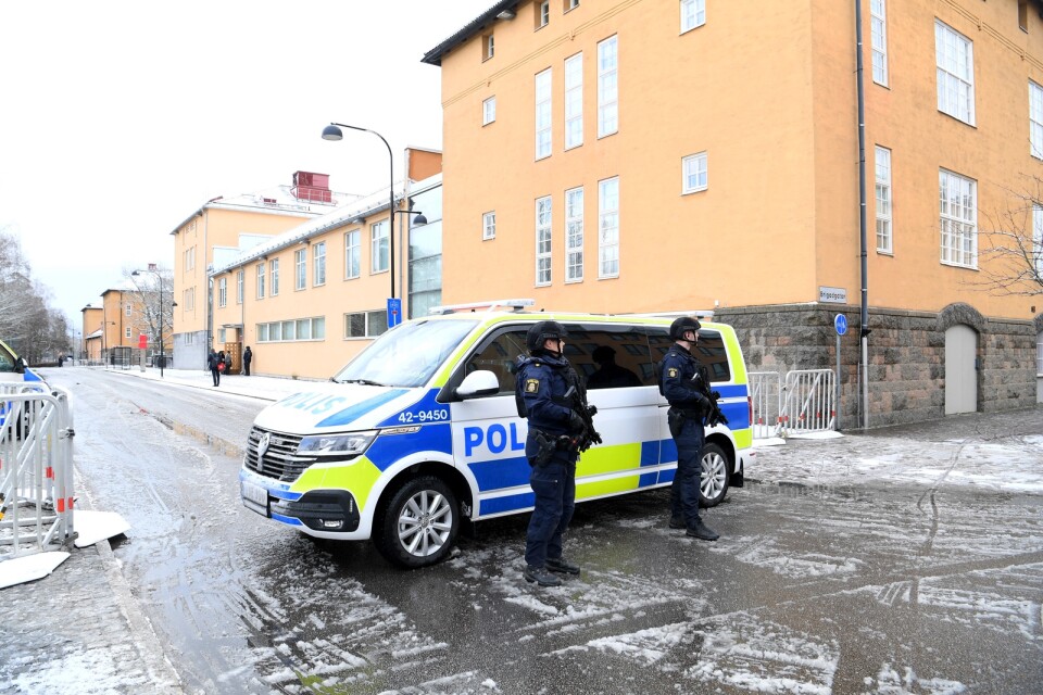 Förhandlingen i Linköpings tingsrätt hanteras av polisen som en "särskild händelse" och poliser med förstärkningsvapen finns på plats.