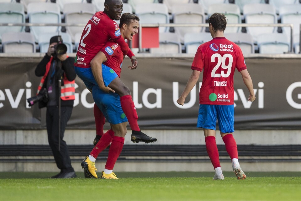 Helsingborgs Assad Al Hamlawi jublar efter att ha kvitterat, med Ravy Tsouka firandes på ryggen, under onsdagens allsvenska fotbollsmatch mellan IFK Göteborg och Helsingborgs IF på Gamla Ullevi.