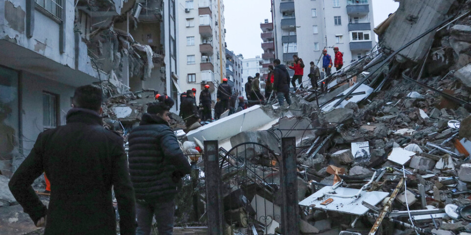 Byggnader har rasat i staden Adana i södra Turkiet.