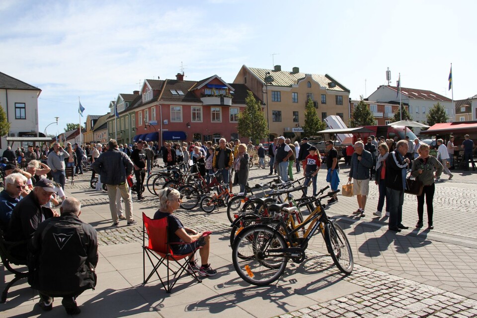 Det var många som passade på att ta sig en titt på Borgholms torg och hjulmarknaden på lördagen. Affärerna kring de begagnade hjulbehäftade prylarna tjuvstartade redan klockan nio, då bytte den första cykeln för dagen ägare.
