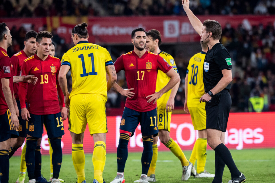 Sveriges Zlatan Ibrahimovic fick ett gult kort i den 93:e minuten i VM-kvalmatchen mellan Spanien och Sverige.