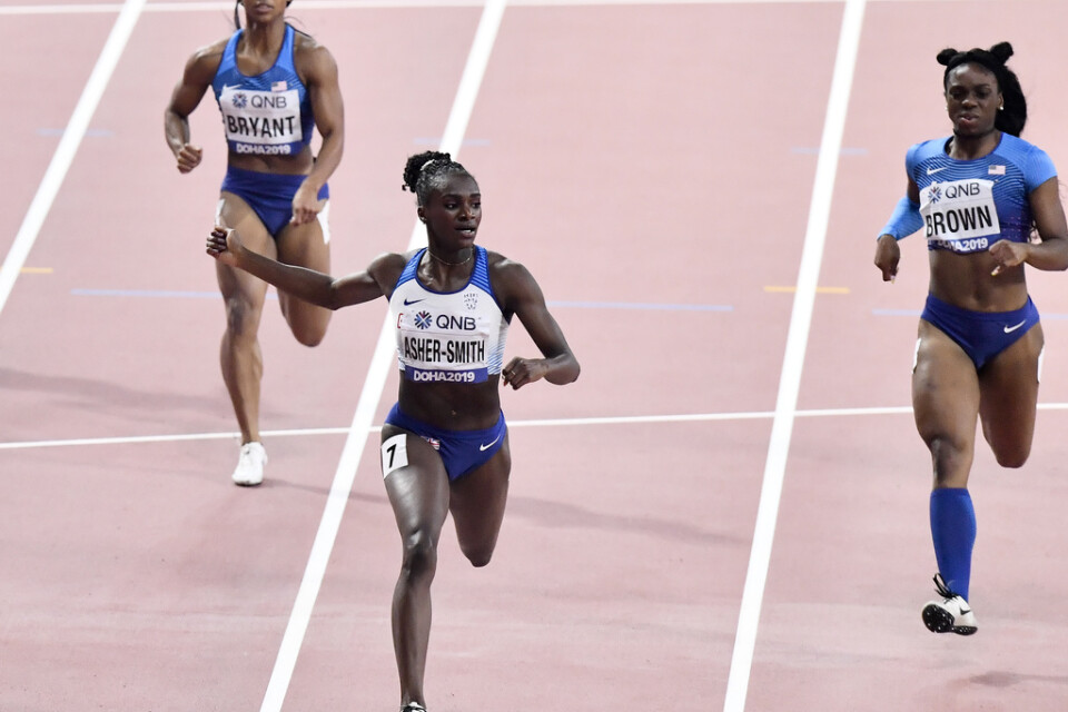 Dina Asher-Smith var först över mållinjen i 200-metersfinalen.