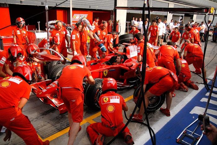 Ferrari-teamet tränar depåstopp. Mekanikerna får skjuta bilen fram och tillbaka eftersom motorn inte får vara på!