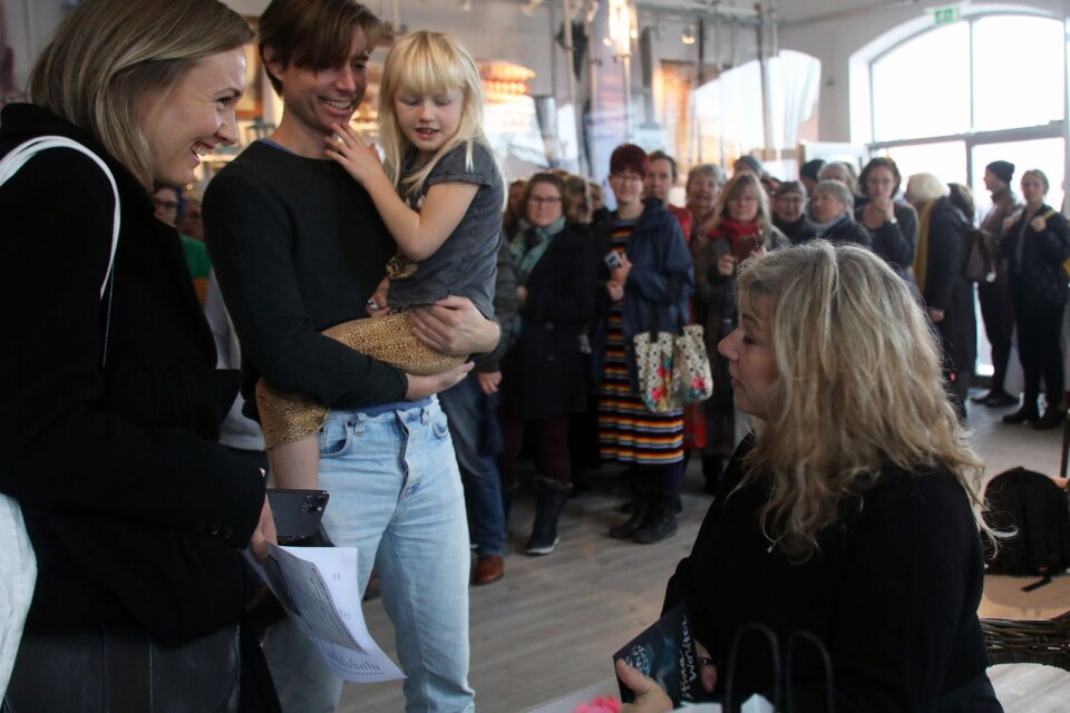 Vernissagen av Stina Wollters utställning i Borstahusen i lördags, den 9 november, var oerhört välbesökt.