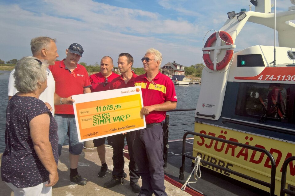Pia Österman och Lars Rosqvist överlämnade en symbolisk check till befälhavaren Jocke Thörnström och hans besättning på Rescue Burre.