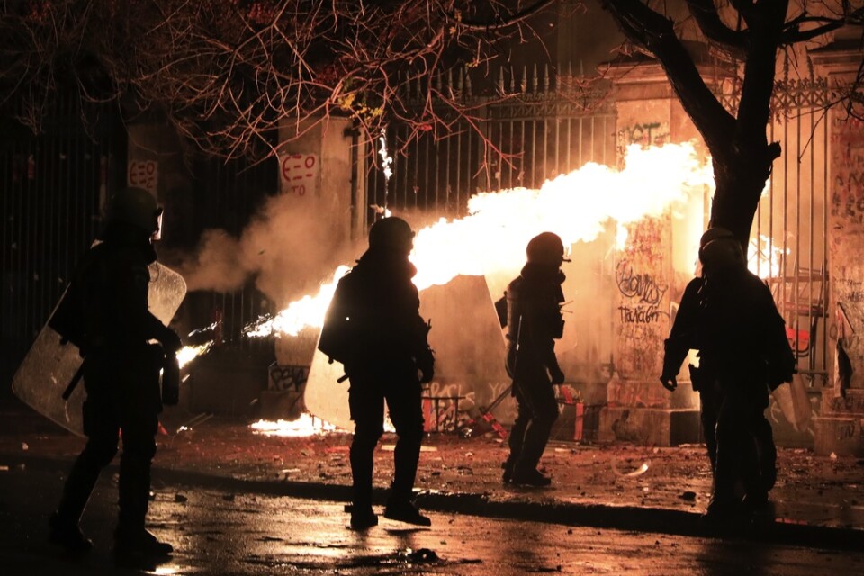 Polisen och demonstranter brukar drabba samman under årsdagen för militärjuntans insats mot det polytekniska universitetet i Aten. Bilden är från förra året. Arkivbild.